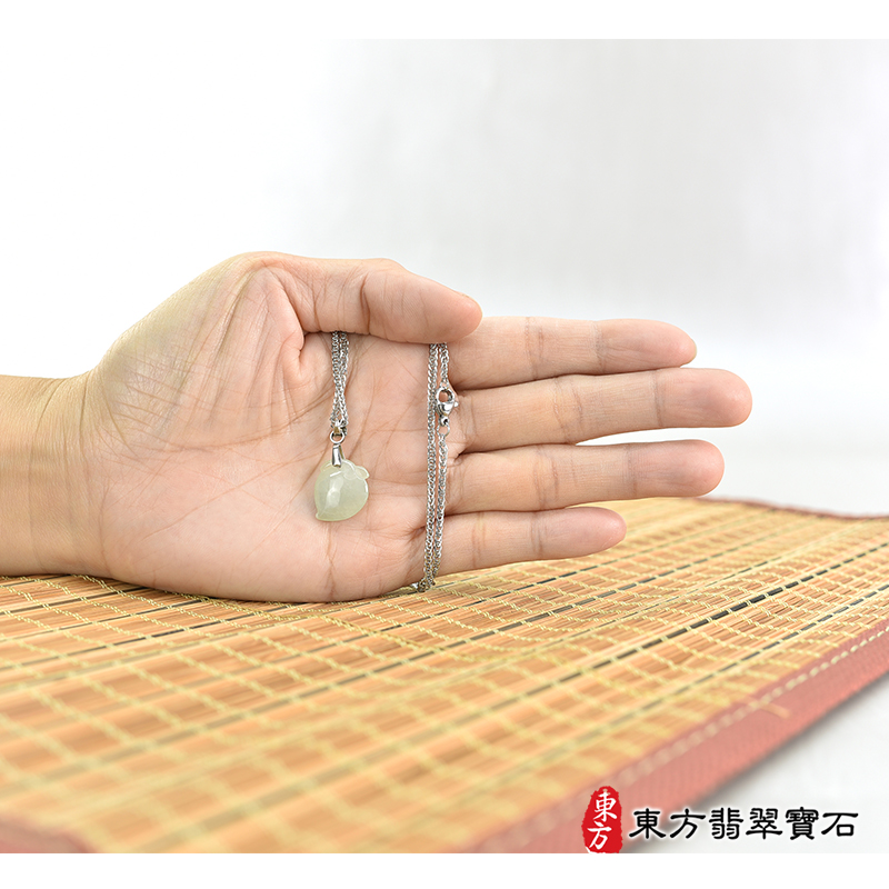 大小翡翠壽桃項鍊玉珮（福壽雙全：壽桃牌A貨翡翠壽桃玉珮、緬甸玉壽桃玉墜）。淺綠色糯種壽桃，FW284。客製化訂做各種翡翠壽桃吊墜玉珮項鍊。★附A貨翡翠雙證書