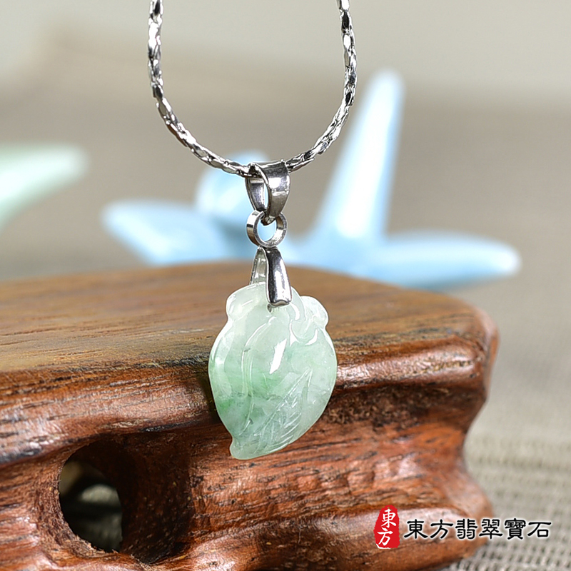 翡翠壽桃項鍊玉珮（福壽雙全：壽桃牌A貨翡翠壽桃玉珮、緬甸玉壽桃玉墜）。綠色帶淺綠色糯種壽桃，FW285。客製化訂做各種翡翠壽桃吊墜玉珮項鍊。★附A貨翡翠雙證書