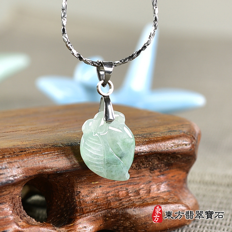 翡翠壽桃項鍊玉珮（福壽雙全：壽桃牌A貨翡翠壽桃玉珮、緬甸玉壽桃玉墜）。綠色帶淺綠色糯種壽桃，FW285。客製化訂做各種翡翠壽桃吊墜玉珮項鍊。★附A貨翡翠雙證書