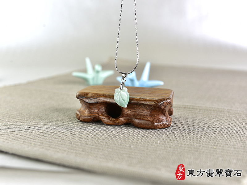 意境翡翠壽桃項鍊玉珮（福壽雙全：壽桃牌A貨翡翠壽桃玉珮、緬甸玉壽桃玉墜）。綠色帶淺綠色糯種壽桃，FW285。客製化訂做各種翡翠壽桃吊墜玉珮項鍊。★附A貨翡翠雙證書