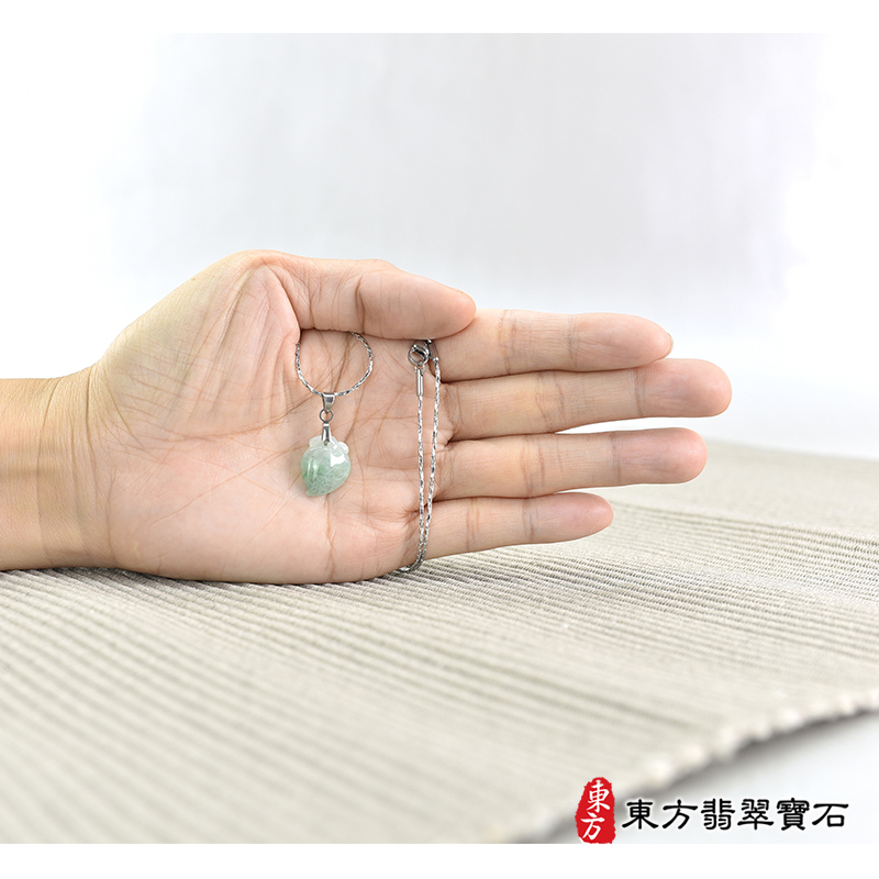 大小翡翠壽桃項鍊玉珮（福壽雙全：壽桃牌A貨翡翠壽桃玉珮、緬甸玉壽桃玉墜）。綠色帶淺綠色糯種壽桃，FW285。客製化訂做各種翡翠壽桃吊墜玉珮項鍊。★附A貨翡翠雙證書