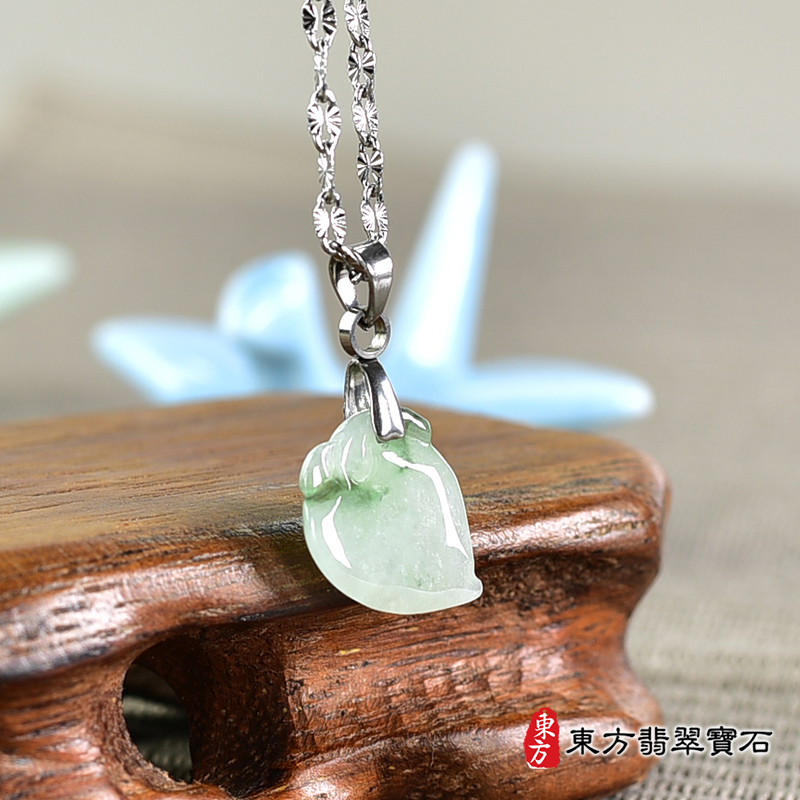翡翠壽桃項鍊玉珮（福壽雙全：壽桃牌A貨翡翠壽桃玉珮、緬甸玉壽桃玉墜）。綠色帶點飄花糯種壽桃，FW286。客製化訂做各種翡翠壽桃吊墜玉珮項鍊。★附A貨翡翠雙證書