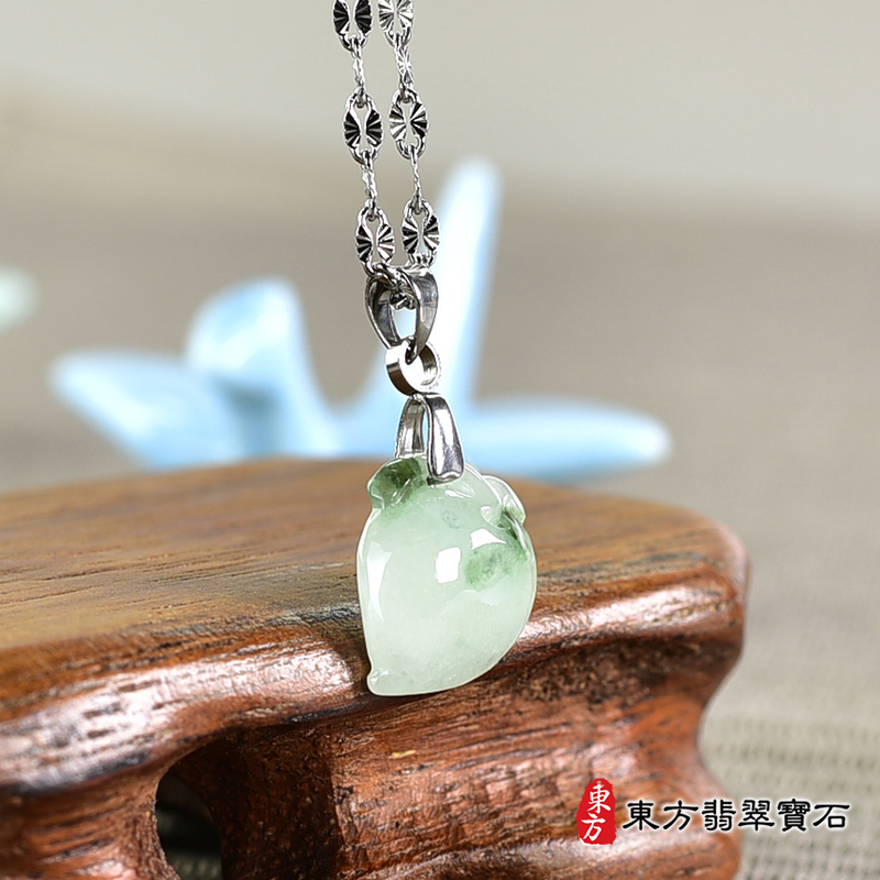 翡翠壽桃項鍊玉珮（福壽雙全：壽桃牌A貨翡翠壽桃玉珮、緬甸玉壽桃玉墜）。綠色帶點飄花糯種壽桃，FW286。客製化訂做各種翡翠壽桃吊墜玉珮項鍊。★附A貨翡翠雙證書