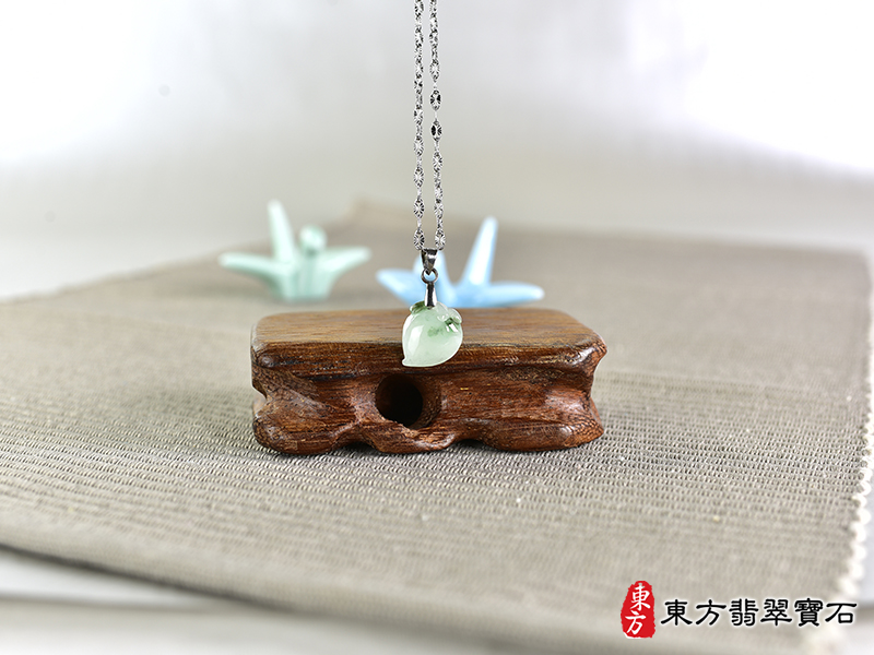 意境翡翠壽桃項鍊玉珮（福壽雙全：壽桃牌A貨翡翠壽桃玉珮、緬甸玉壽桃玉墜）。綠色帶點飄花糯種壽桃，FW286。客製化訂做各種翡翠壽桃吊墜玉珮項鍊。★附A貨翡翠雙證書