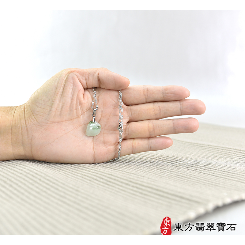 大小翡翠壽桃項鍊玉珮（福壽雙全：壽桃牌A貨翡翠壽桃玉珮、緬甸玉壽桃玉墜）。綠色帶點飄花糯種壽桃，FW286。客製化訂做各種翡翠壽桃吊墜玉珮項鍊。★附A貨翡翠雙證書