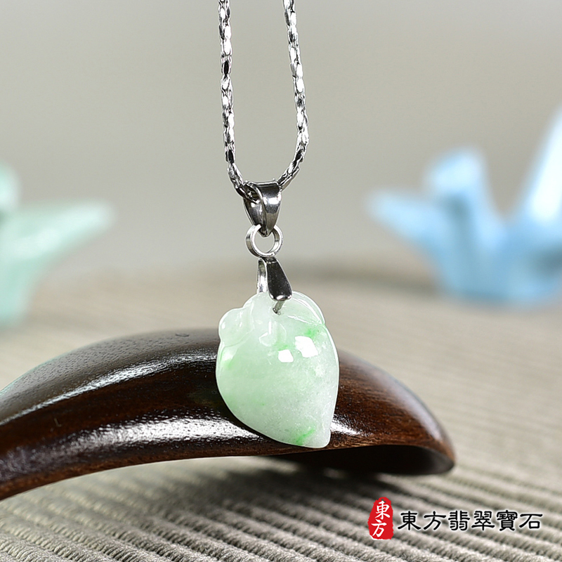 翡翠壽桃項鍊玉珮（福壽雙全：壽桃牌A貨翡翠壽桃玉珮、緬甸玉壽桃玉墜）。淺綠色糯豆種壽桃，FW287。客製化訂做各種翡翠壽桃吊墜玉珮項鍊。★附A貨翡翠雙證書