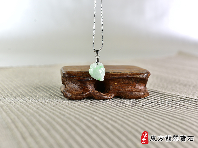 意境翡翠壽桃項鍊玉珮（福壽雙全：壽桃牌A貨翡翠壽桃玉珮、緬甸玉壽桃玉墜）。淺綠色糯豆種壽桃，FW287。客製化訂做各種翡翠壽桃吊墜玉珮項鍊。★附A貨翡翠雙證書