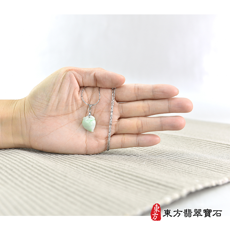 大小翡翠壽桃項鍊玉珮（福壽雙全：壽桃牌A貨翡翠壽桃玉珮、緬甸玉壽桃玉墜）。淺綠色糯豆種壽桃，FW287。客製化訂做各種翡翠壽桃吊墜玉珮項鍊。★附A貨翡翠雙證書