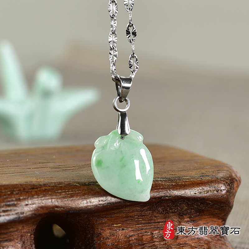 翡翠壽桃項鍊玉珮（福壽雙全：壽桃牌A貨翡翠壽桃玉珮、緬甸玉壽桃玉墜）。綠色糯種壽桃，FW288。客製化訂做各種翡翠壽桃吊墜玉珮項鍊。★附A貨翡翠雙證書