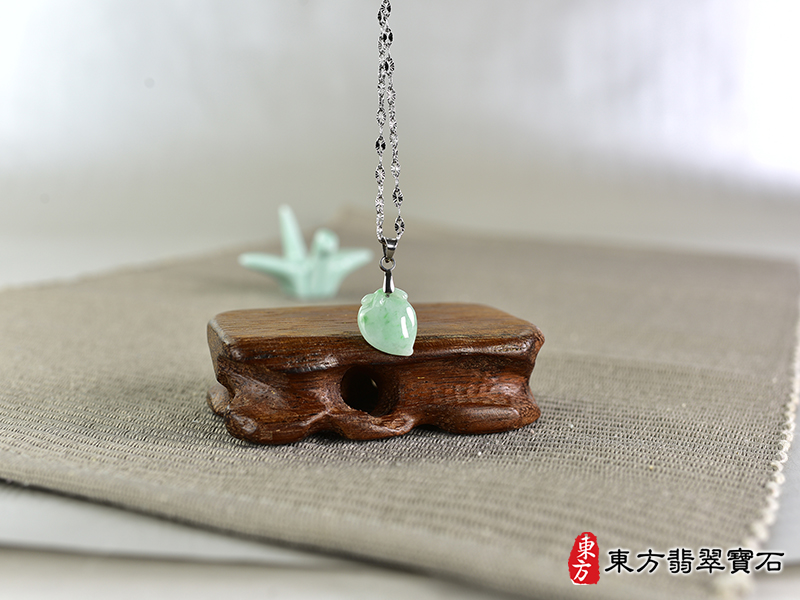 意境翡翠壽桃項鍊玉珮（福壽雙全：壽桃牌A貨翡翠壽桃玉珮、緬甸玉壽桃玉墜）。綠色糯種壽桃，FW288。客製化訂做各種翡翠壽桃吊墜玉珮項鍊。★附A貨翡翠雙證書