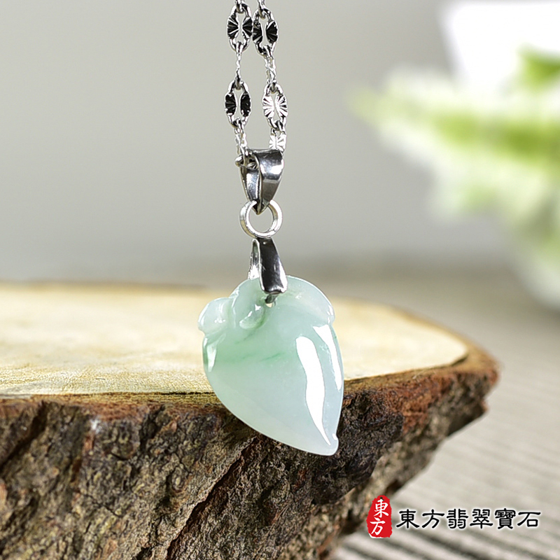 翡翠壽桃項鍊玉珮（福壽雙全：壽桃牌A貨翡翠壽桃玉珮、緬甸玉壽桃玉墜）。綠色帶淺綠色細糯種壽桃，FW289。客製化訂做各種翡翠壽桃吊墜玉珮項鍊。★附A貨翡翠雙證書