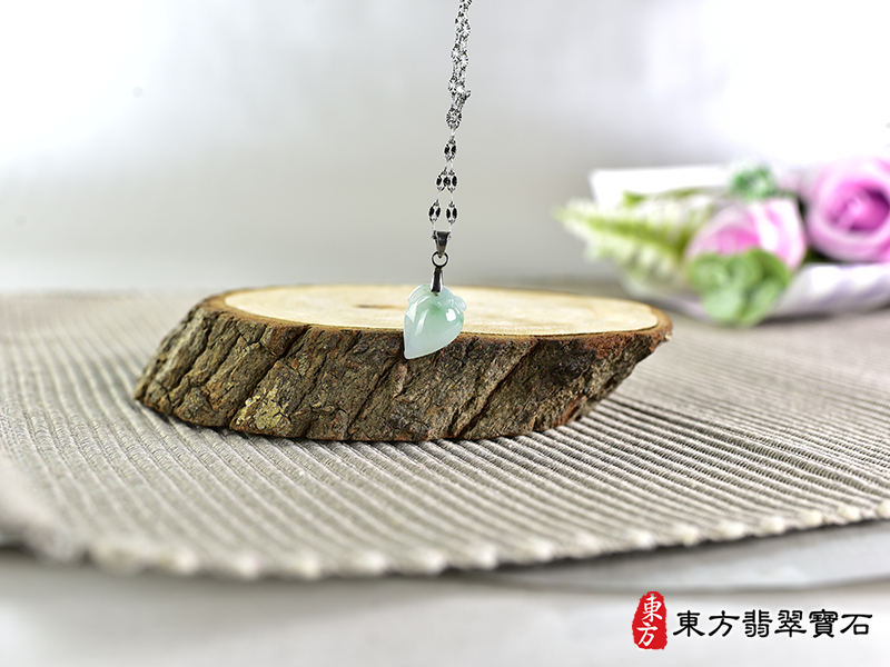 意境翡翠壽桃項鍊玉珮（福壽雙全：壽桃牌A貨翡翠壽桃玉珮、緬甸玉壽桃玉墜）。綠色帶淺綠色細糯種壽桃，FW289。客製化訂做各種翡翠壽桃吊墜玉珮項鍊。★附A貨翡翠雙證書