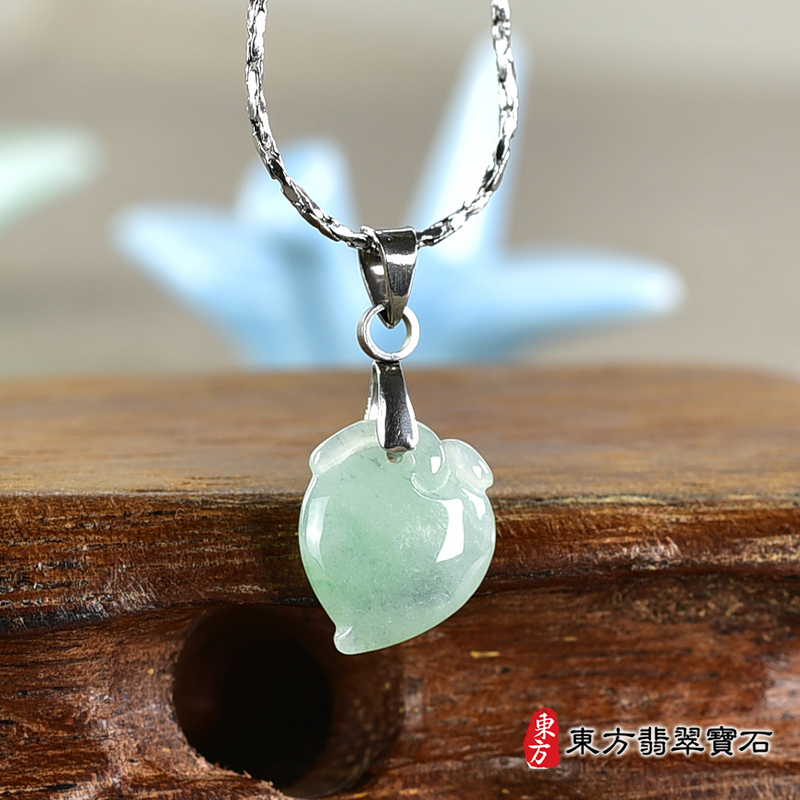翡翠壽桃項鍊玉珮（福壽雙全：壽桃牌A貨翡翠壽桃玉珮、緬甸玉壽桃玉墜）。綠色帶淺綠色冰糯種壽桃，FW290。客製化訂做各種翡翠壽桃吊墜玉珮項鍊。★附A貨翡翠雙證書