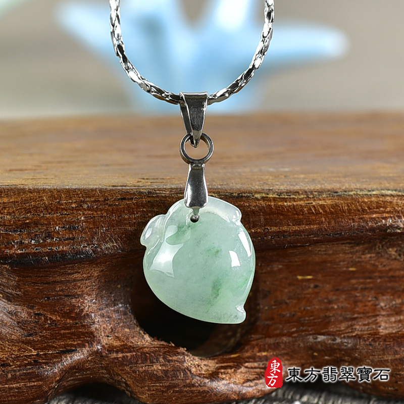 翡翠壽桃項鍊玉珮（福壽雙全：壽桃牌A貨翡翠壽桃玉珮、緬甸玉壽桃玉墜）。綠色帶淺綠色冰糯種壽桃，FW290。客製化訂做各種翡翠壽桃吊墜玉珮項鍊。★附A貨翡翠雙證書