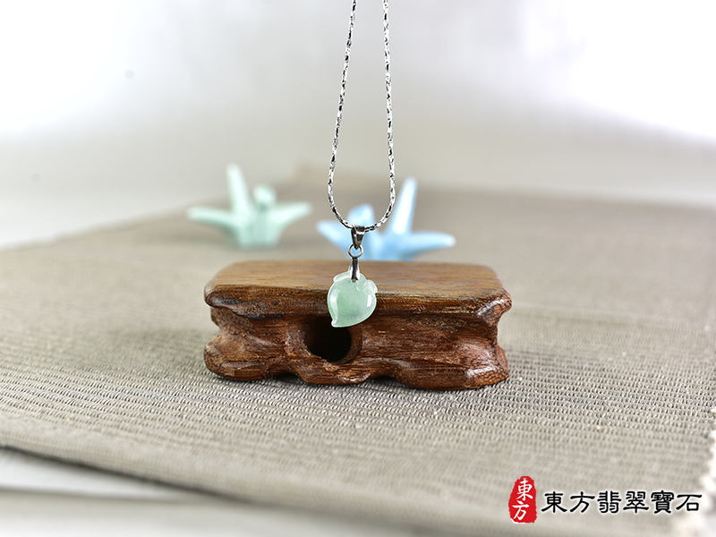 意境翡翠壽桃項鍊玉珮（福壽雙全：壽桃牌A貨翡翠壽桃玉珮、緬甸玉壽桃玉墜）。綠色帶淺綠色冰糯種壽桃，FW290。客製化訂做各種翡翠壽桃吊墜玉珮項鍊。★附A貨翡翠雙證書