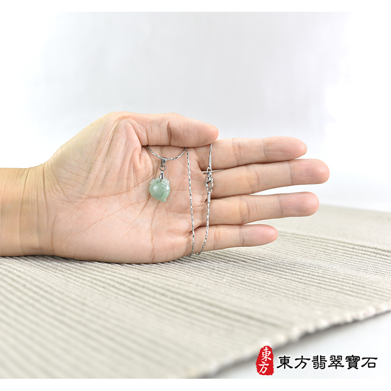 大小翡翠壽桃項鍊玉珮（福壽雙全：壽桃牌A貨翡翠壽桃玉珮、緬甸玉壽桃玉墜）。綠色帶淺綠色冰糯種壽桃，FW290。客製化訂做各種翡翠壽桃吊墜玉珮項鍊。★附A貨翡翠雙證書