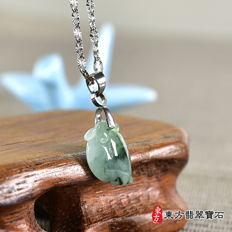 翡翠壽桃項鍊玉珮（福壽雙全：壽桃牌A貨翡翠壽桃玉珮、緬甸玉壽桃玉墜）。綠色帶飄花冰糯種壽桃，FW291。客製化訂做各種翡翠壽桃吊墜玉珮項鍊。★附A貨翡翠雙證書