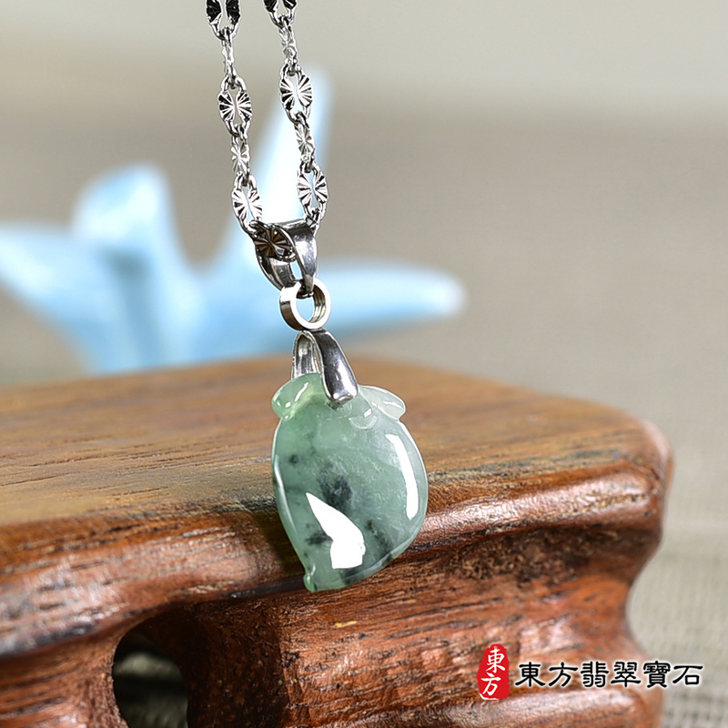 翡翠壽桃項鍊玉珮（福壽雙全：壽桃牌A貨翡翠壽桃玉珮、緬甸玉壽桃玉墜）。綠色帶飄花冰糯種壽桃，FW291。客製化訂做各種翡翠壽桃吊墜玉珮項鍊。★附A貨翡翠雙證書