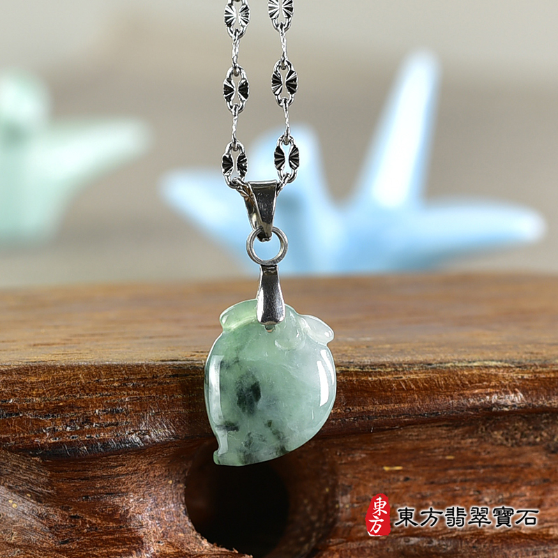 翡翠壽桃項鍊玉珮（福壽雙全：壽桃牌A貨翡翠壽桃玉珮、緬甸玉壽桃玉墜）。綠色帶飄花冰糯種壽桃，FW291。客製化訂做各種翡翠壽桃吊墜玉珮項鍊。★附A貨翡翠雙證書