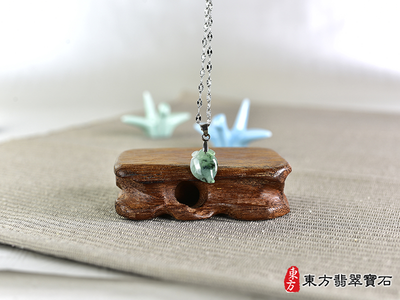意境翡翠壽桃項鍊玉珮（福壽雙全：壽桃牌A貨翡翠壽桃玉珮、緬甸玉壽桃玉墜）。綠色帶飄花冰糯種壽桃，FW291。客製化訂做各種翡翠壽桃吊墜玉珮項鍊。★附A貨翡翠雙證書