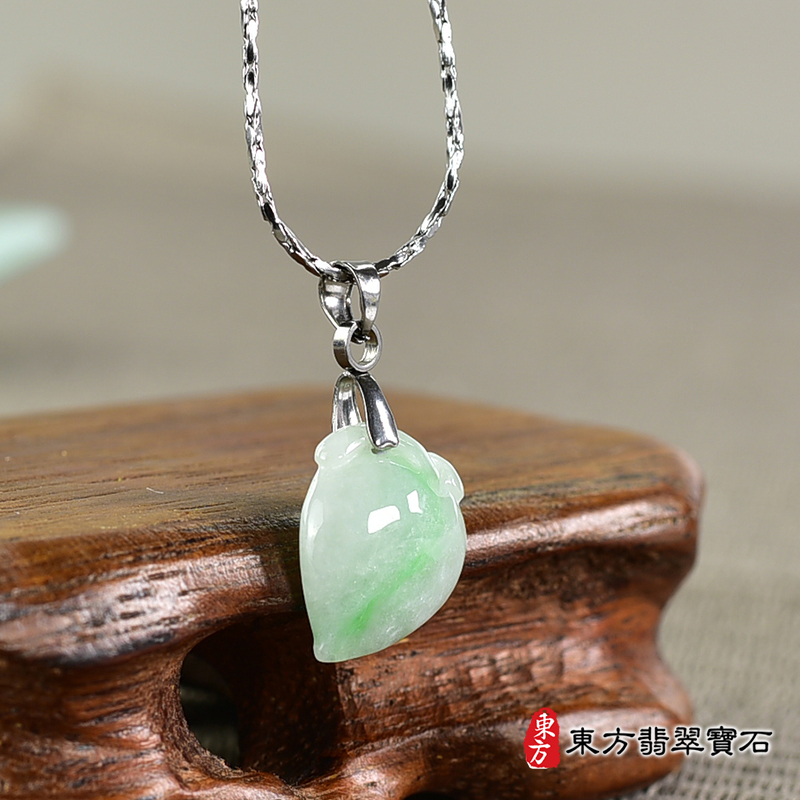 翡翠壽桃項鍊玉珮（福壽雙全：壽桃牌A貨翡翠壽桃玉珮、緬甸玉壽桃玉墜）。綠色帶淺綠色糯種壽桃，FW292。客製化訂做各種翡翠壽桃吊墜玉珮項鍊。★附A貨翡翠雙證書