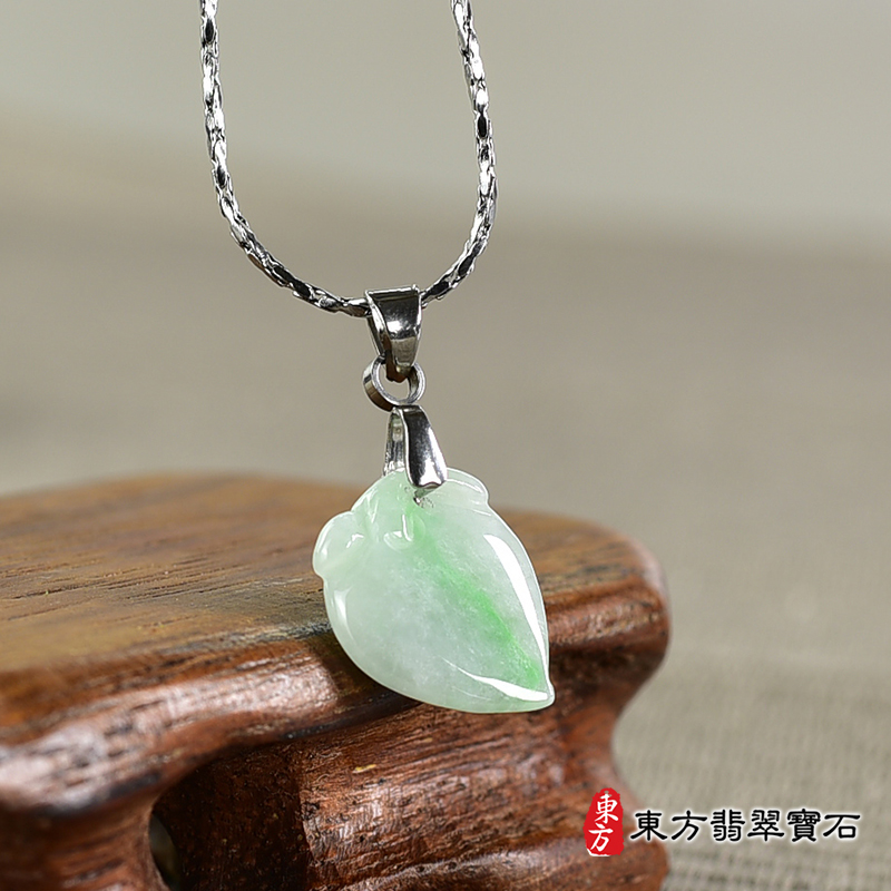 翡翠壽桃項鍊玉珮（福壽雙全：壽桃牌A貨翡翠壽桃玉珮、緬甸玉壽桃玉墜）。綠色帶淺綠色糯種壽桃，FW292。客製化訂做各種翡翠壽桃吊墜玉珮項鍊。★附A貨翡翠雙證書