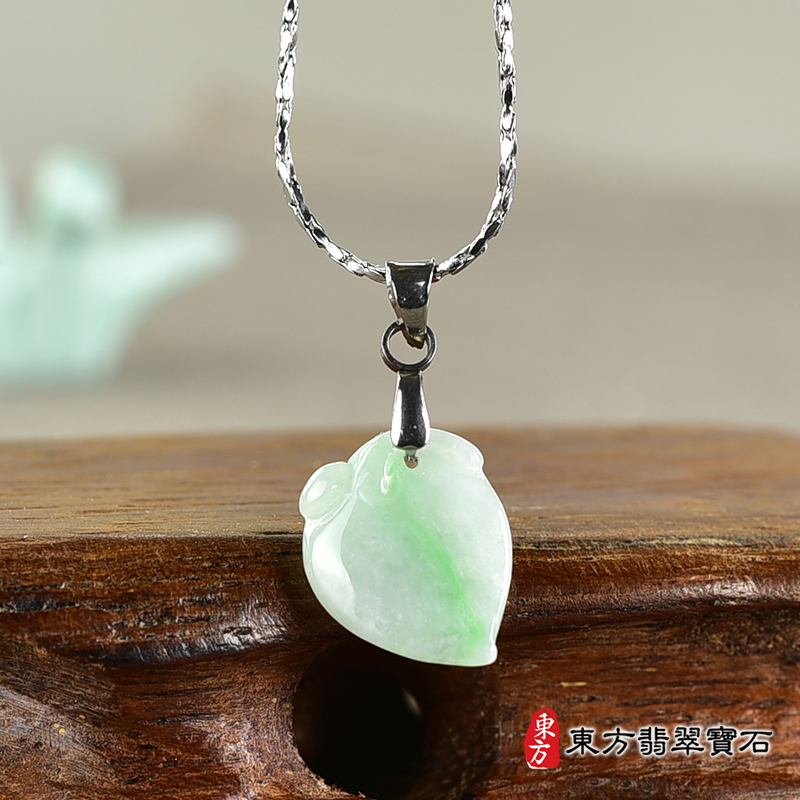 翡翠壽桃項鍊玉珮（福壽雙全：壽桃牌A貨翡翠壽桃玉珮、緬甸玉壽桃玉墜）。綠色帶淺綠色糯種壽桃，FW292。客製化訂做各種翡翠壽桃吊墜玉珮項鍊。★附A貨翡翠雙證書