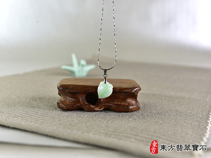 意境翡翠壽桃項鍊玉珮（福壽雙全：壽桃牌A貨翡翠壽桃玉珮、緬甸玉壽桃玉墜）。綠色帶淺綠色糯種壽桃，FW292。客製化訂做各種翡翠壽桃吊墜玉珮項鍊。★附A貨翡翠雙證書
