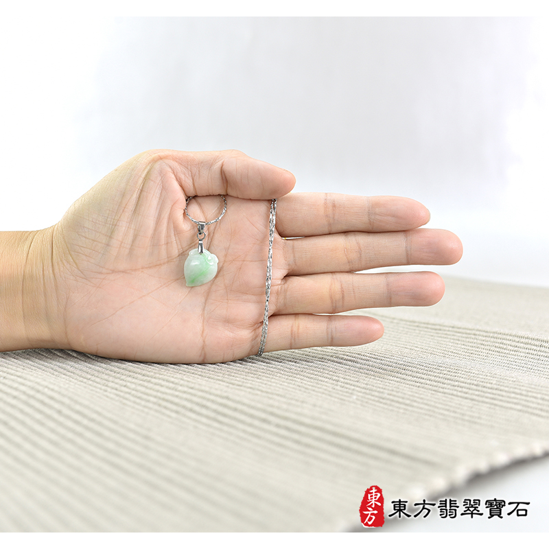 大小翡翠壽桃項鍊玉珮（福壽雙全：壽桃牌A貨翡翠壽桃玉珮、緬甸玉壽桃玉墜）。綠色帶淺綠色糯種壽桃，FW292。客製化訂做各種翡翠壽桃吊墜玉珮項鍊。★附A貨翡翠雙證書