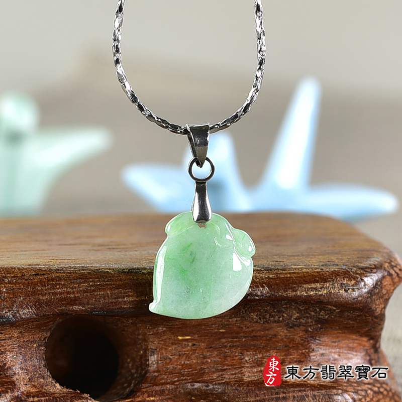 翡翠壽桃項鍊玉珮（福壽雙全：壽桃牌A貨翡翠壽桃玉珮、緬甸玉壽桃玉墜）。綠色糯種壽桃，FW293。客製化訂做各種翡翠壽桃吊墜玉珮項鍊。★附A貨翡翠雙證書