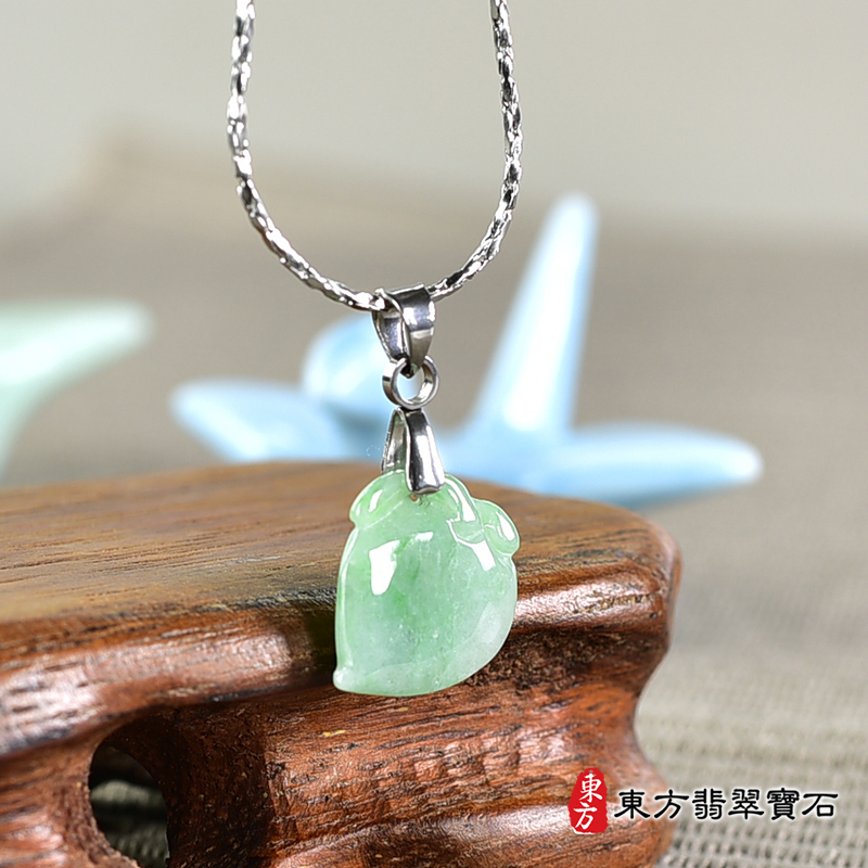 翡翠壽桃項鍊玉珮（福壽雙全：壽桃牌A貨翡翠壽桃玉珮、緬甸玉壽桃玉墜）。綠色糯種壽桃，FW293。客製化訂做各種翡翠壽桃吊墜玉珮項鍊。★附A貨翡翠雙證書
