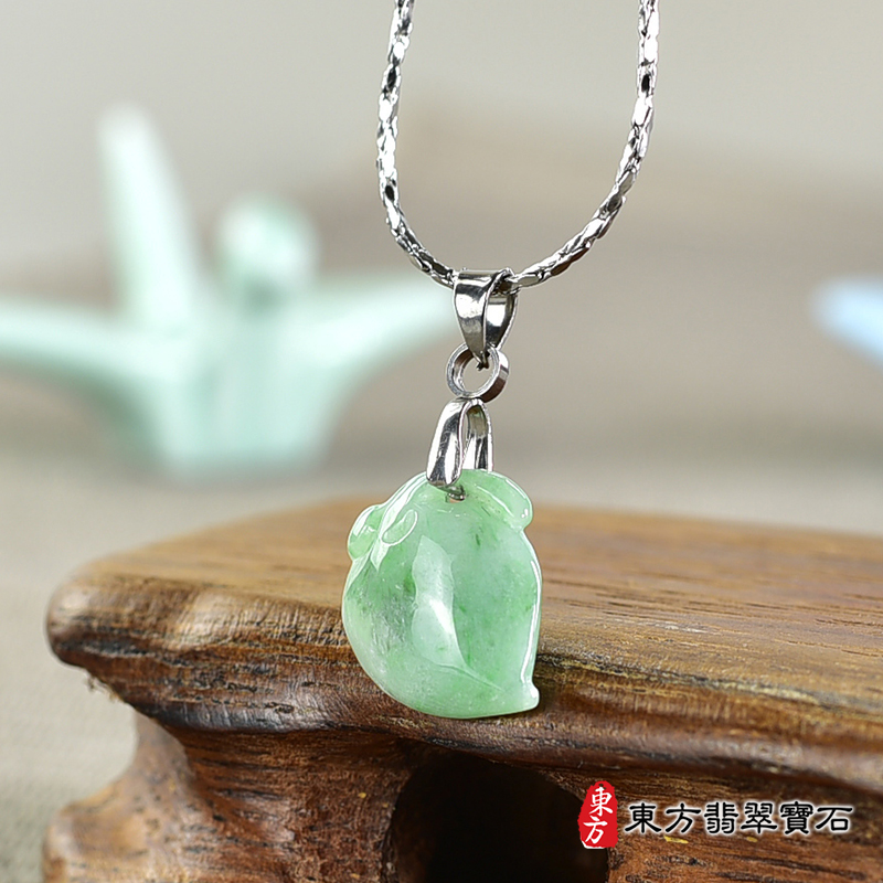 翡翠壽桃項鍊玉珮（福壽雙全：壽桃牌A貨翡翠壽桃玉珮、緬甸玉壽桃玉墜）。綠色糯種壽桃，FW293。客製化訂做各種翡翠壽桃吊墜玉珮項鍊。★附A貨翡翠雙證書