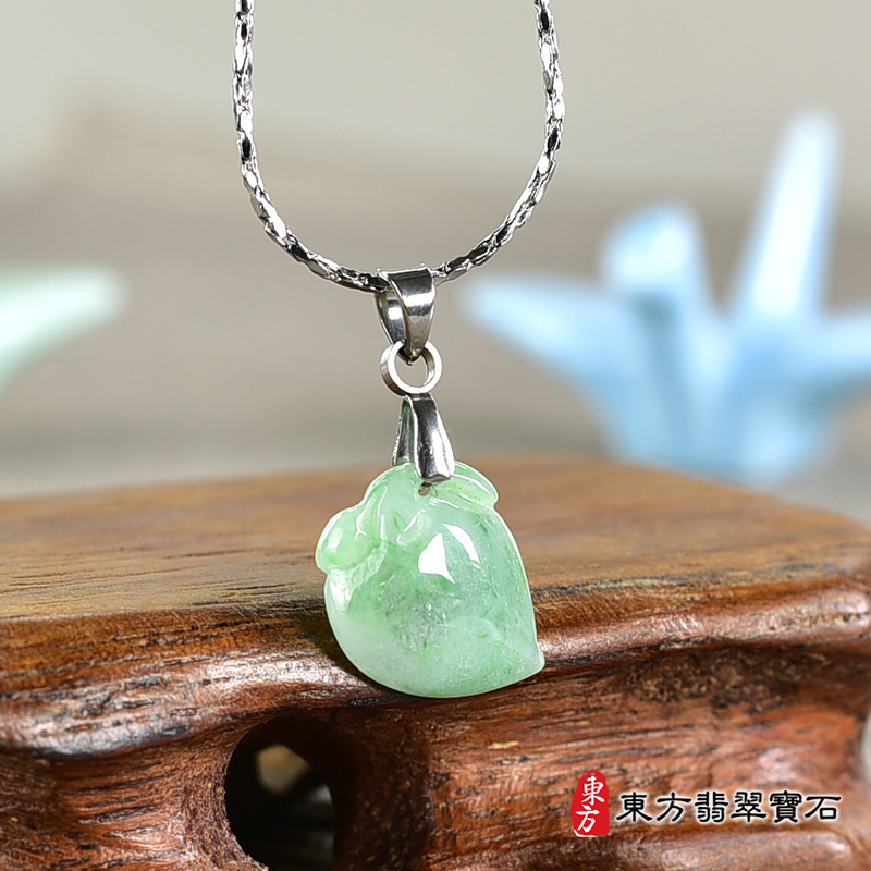 翡翠壽桃項鍊玉珮（福壽雙全：壽桃牌A貨翡翠壽桃玉珮、緬甸玉壽桃玉墜）。綠色糯種壽桃，FW293。客製化訂做各種翡翠壽桃吊墜玉珮項鍊。★附A貨翡翠雙證書