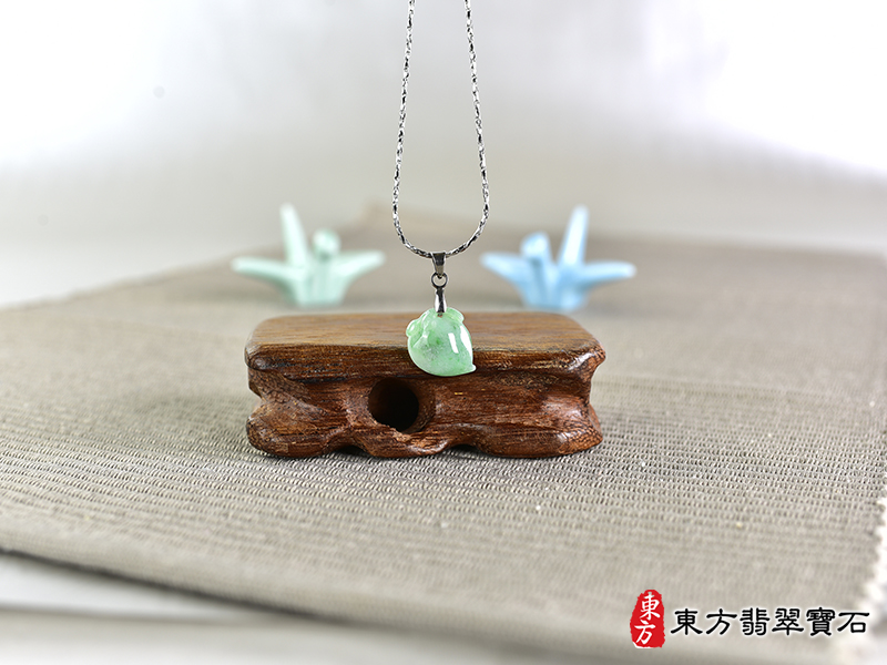 意境翡翠壽桃項鍊玉珮（福壽雙全：壽桃牌A貨翡翠壽桃玉珮、緬甸玉壽桃玉墜）。綠色糯種壽桃，FW293。客製化訂做各種翡翠壽桃吊墜玉珮項鍊。★附A貨翡翠雙證書