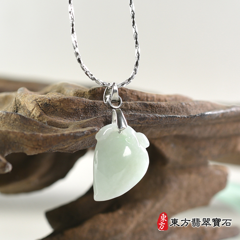翡翠壽桃項鍊玉珮（福壽雙全：壽桃牌A貨翡翠壽桃玉珮、緬甸玉壽桃玉墜）。淺綠色糯種壽桃，FW294。客製化訂做各種翡翠壽桃吊墜玉珮項鍊。★附A貨翡翠雙證書