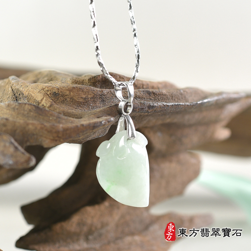 翡翠壽桃項鍊玉珮（福壽雙全：壽桃牌A貨翡翠壽桃玉珮、緬甸玉壽桃玉墜）。淺綠色糯種壽桃，FW294。客製化訂做各種翡翠壽桃吊墜玉珮項鍊。★附A貨翡翠雙證書