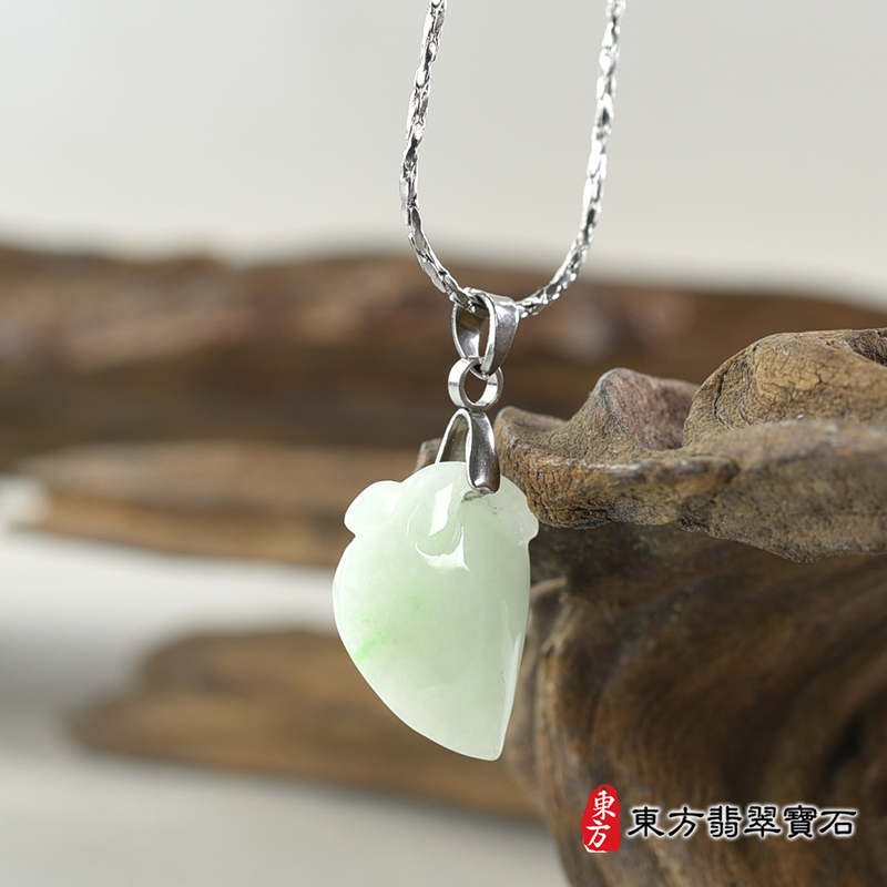 翡翠壽桃項鍊玉珮（福壽雙全：壽桃牌A貨翡翠壽桃玉珮、緬甸玉壽桃玉墜）。淺綠色糯種壽桃，FW294。客製化訂做各種翡翠壽桃吊墜玉珮項鍊。★附A貨翡翠雙證書