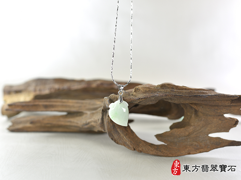 意境翡翠壽桃項鍊玉珮（福壽雙全：壽桃牌A貨翡翠壽桃玉珮、緬甸玉壽桃玉墜）。淺綠色糯種壽桃，FW294。客製化訂做各種翡翠壽桃吊墜玉珮項鍊。★附A貨翡翠雙證書