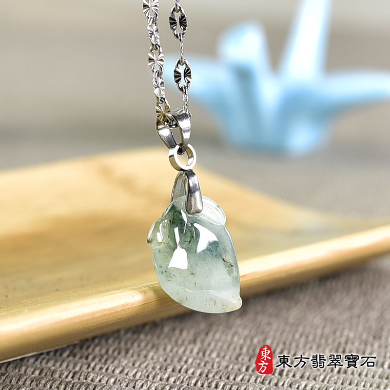 翡翠壽桃項鍊玉珮（福壽雙全：壽桃牌A貨翡翠壽桃玉珮、緬甸玉壽桃玉墜）。淺綠色帶飄花糯種壽桃，FW295。客製化訂做各種翡翠壽桃吊墜玉珮項鍊。★附A貨翡翠雙證書