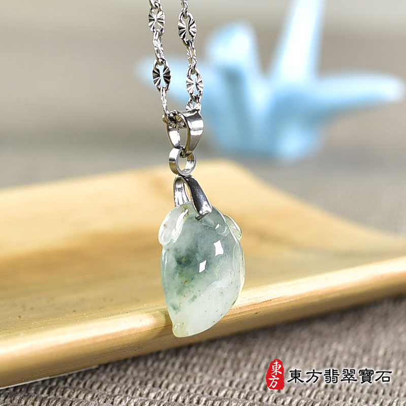 翡翠壽桃項鍊玉珮（福壽雙全：壽桃牌A貨翡翠壽桃玉珮、緬甸玉壽桃玉墜）。淺綠色帶飄花糯種壽桃，FW295。客製化訂做各種翡翠壽桃吊墜玉珮項鍊。★附A貨翡翠雙證書