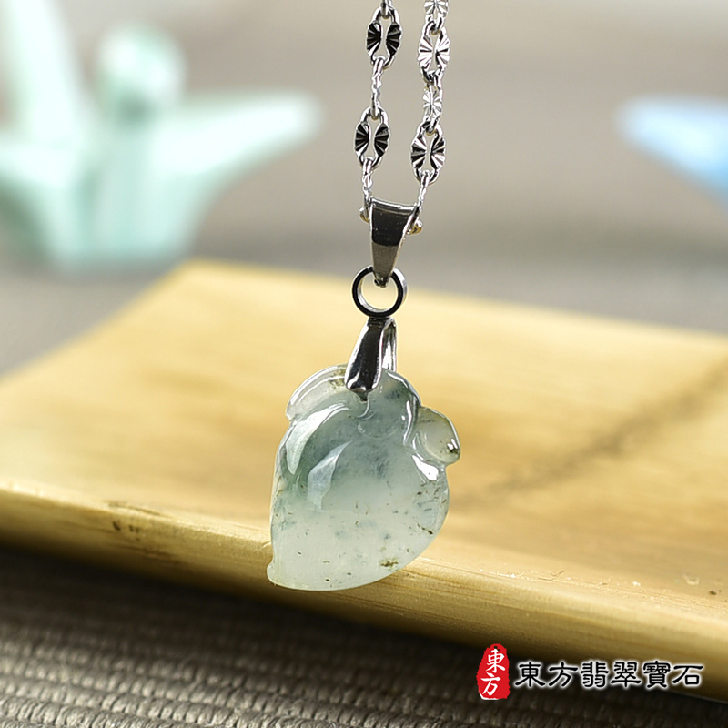翡翠壽桃項鍊玉珮（福壽雙全：壽桃牌A貨翡翠壽桃玉珮、緬甸玉壽桃玉墜）。淺綠色帶飄花糯種壽桃，FW295。客製化訂做各種翡翠壽桃吊墜玉珮項鍊。★附A貨翡翠雙證書