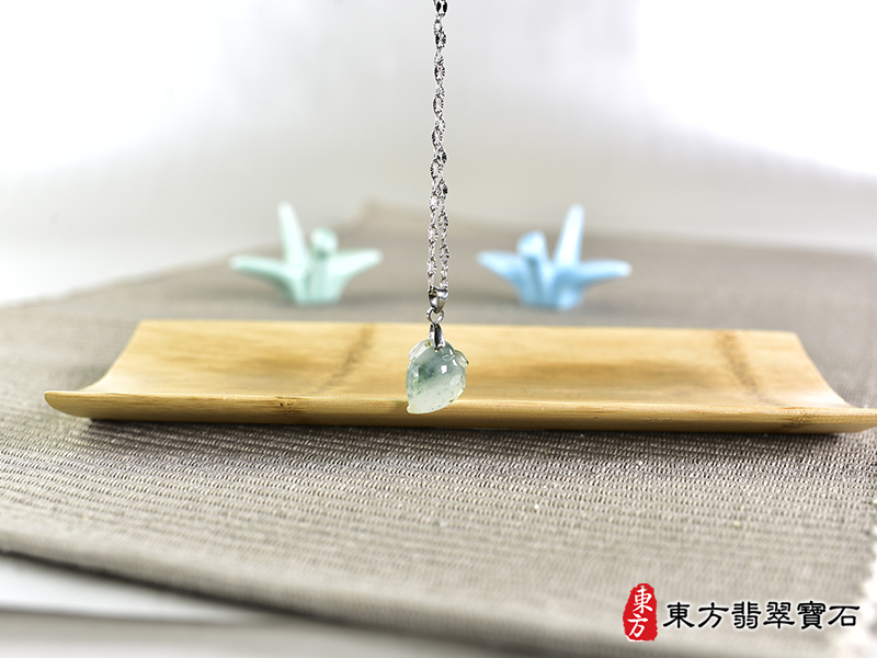 意境翡翠壽桃項鍊玉珮（福壽雙全：壽桃牌A貨翡翠壽桃玉珮、緬甸玉壽桃玉墜）。淺綠色帶飄花糯種壽桃，FW295。客製化訂做各種翡翠壽桃吊墜玉珮項鍊。★附A貨翡翠雙證書