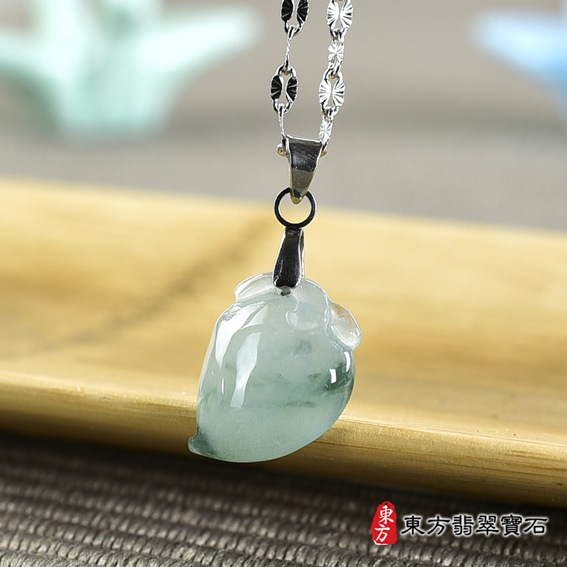 翡翠壽桃項鍊玉珮（福壽雙全：壽桃牌A貨翡翠壽桃玉珮、緬甸玉壽桃玉墜）。淺綠色帶飄花糯種壽桃，FW296。客製化訂做各種翡翠壽桃吊墜玉珮項鍊。★附A貨翡翠雙證書