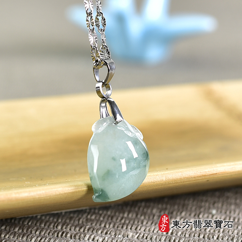 翡翠壽桃項鍊玉珮（福壽雙全：壽桃牌A貨翡翠壽桃玉珮、緬甸玉壽桃玉墜）。淺綠色帶飄花糯種壽桃，FW296。客製化訂做各種翡翠壽桃吊墜玉珮項鍊。★附A貨翡翠雙證書