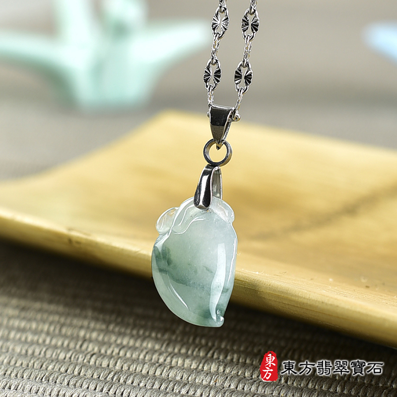 翡翠壽桃項鍊玉珮（福壽雙全：壽桃牌A貨翡翠壽桃玉珮、緬甸玉壽桃玉墜）。淺綠色帶飄花糯種壽桃，FW296。客製化訂做各種翡翠壽桃吊墜玉珮項鍊。★附A貨翡翠雙證書