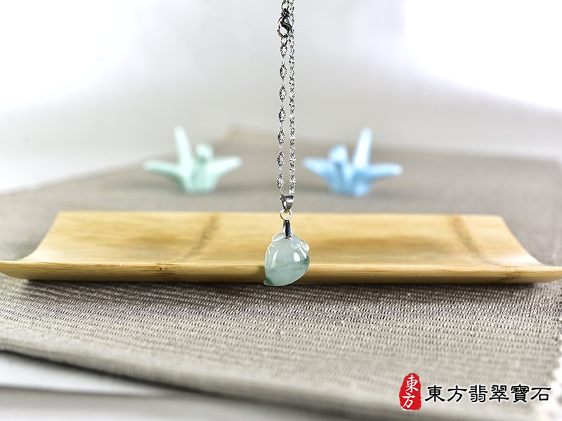 意境翡翠壽桃項鍊玉珮（福壽雙全：壽桃牌A貨翡翠壽桃玉珮、緬甸玉壽桃玉墜）。淺綠色帶飄花糯種壽桃，FW296。客製化訂做各種翡翠壽桃吊墜玉珮項鍊。★附A貨翡翠雙證書