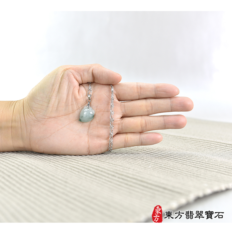 大小翡翠壽桃項鍊玉珮（福壽雙全：壽桃牌A貨翡翠壽桃玉珮、緬甸玉壽桃玉墜）。淺綠色帶飄花糯種壽桃，FW296。客製化訂做各種翡翠壽桃吊墜玉珮項鍊。★附A貨翡翠雙證書