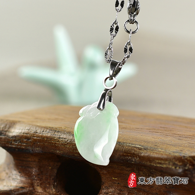 翡翠壽桃項鍊玉珮（福壽雙全：壽桃牌A貨翡翠壽桃玉珮、緬甸玉壽桃玉墜）。淺綠色帶點飄花糯種壽桃，FW297。客製化訂做各種翡翠壽桃吊墜玉珮項鍊。★附A貨翡翠雙證書