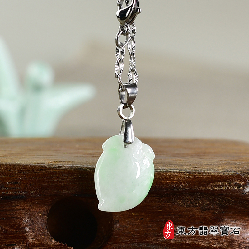 翡翠壽桃項鍊玉珮（福壽雙全：壽桃牌A貨翡翠壽桃玉珮、緬甸玉壽桃玉墜）。淺綠色帶點飄花糯種壽桃，FW297。客製化訂做各種翡翠壽桃吊墜玉珮項鍊。★附A貨翡翠雙證書