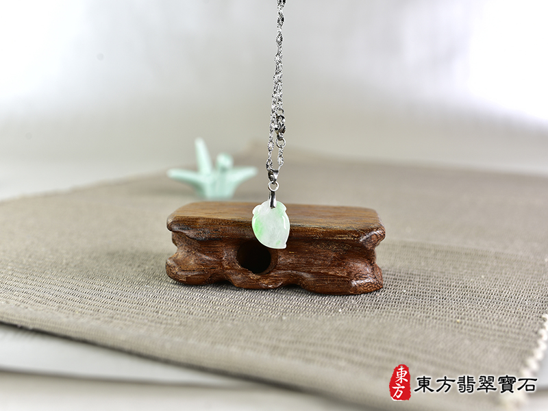 意境翡翠壽桃項鍊玉珮（福壽雙全：壽桃牌A貨翡翠壽桃玉珮、緬甸玉壽桃玉墜）。淺綠色帶點飄花糯種壽桃，FW297。客製化訂做各種翡翠壽桃吊墜玉珮項鍊。★附A貨翡翠雙證書